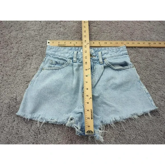 PULL & BEAR Cutoff Shorts Womens 26 Light Wash Denim Frayed Hem Hot Pants‎ - Picture 3 of 7